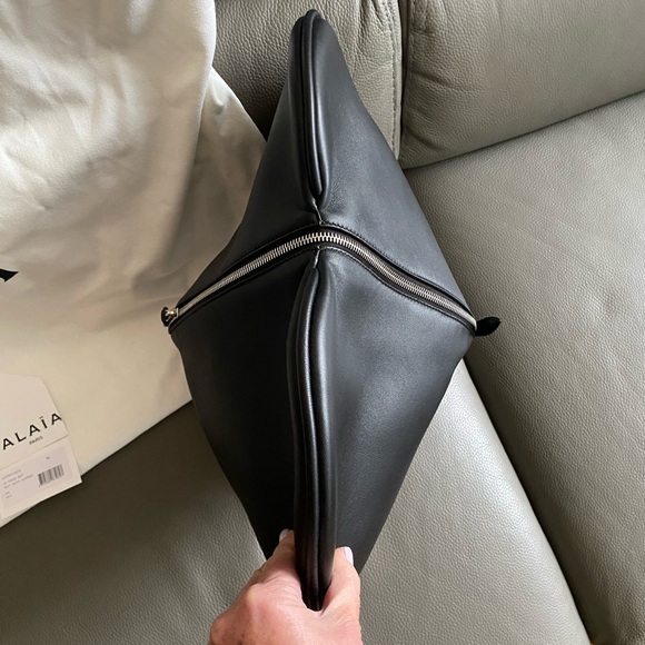 NEW Auth ALAÏA
Le Cœur Heart shape leather CLUTCH/BAG/ Wristlet Made in ITALY - Picture 13 of 16